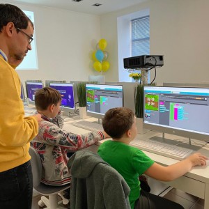 KIBERone уже в Саратове! - КИБЕРшкола программирования для детей, компьютерные курсы для школьников, начинающих и подростков - KIBERone г. Лесколово